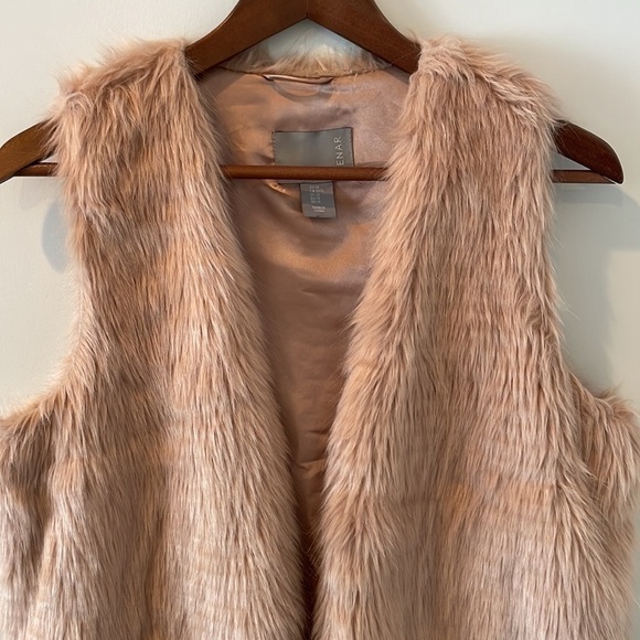 Kenar Faux Fur Vest - Picture 3 of 8
